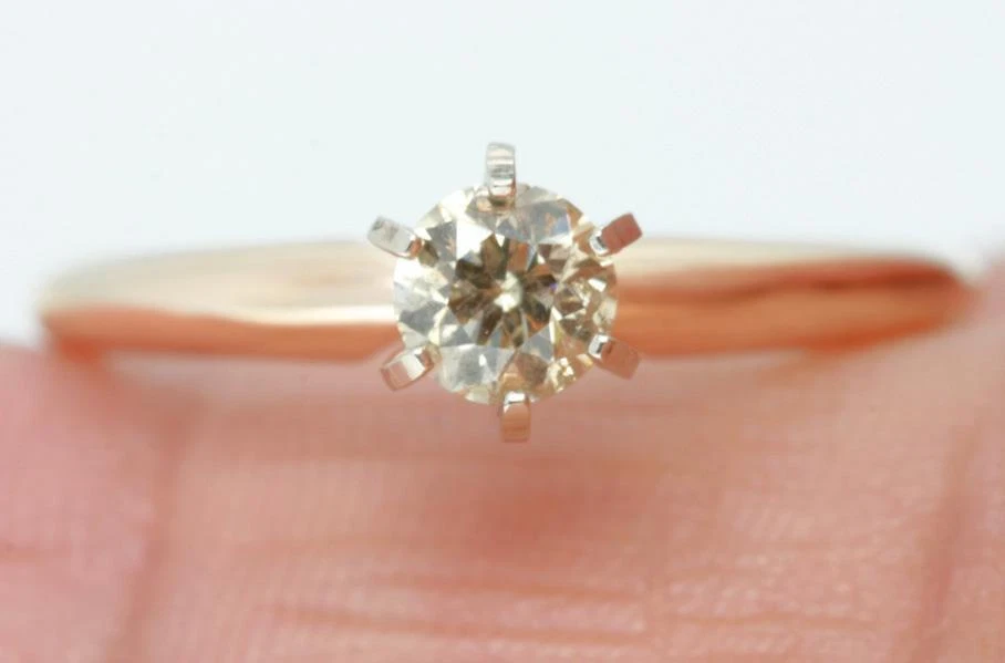 Anillo de compromiso solitario de diamantes champán natural de 1/3 quilate de oro macizo amarillo de 14 quilates Foto 1 de 1