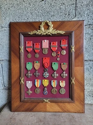 Tableau De Medailles Militaires Ancien, Legion D'honneur,  Verdun, WW1, 1870, .. - Photo 1/4