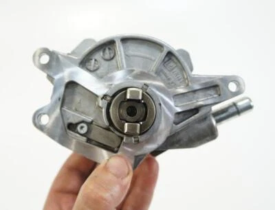 Bomba de vacío sistema de frenos diésel Mercedes OM642 E320 ML350 BlueTec 6422300165 OEM Foto 1 de 4