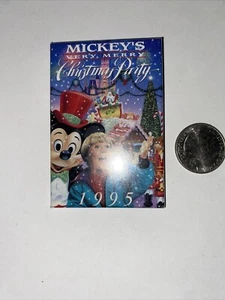 Disney Mickey's Very Merry Christmas Party 1995 Mickey Mouse Button Pin - Picture 1 of 1