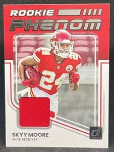 2022 Panini Skyy Moore (RC) Chiefs Rookie Phenom Swatch - Bild 1 von 2