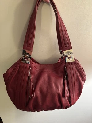 Bolso de Hombro B Makowsky Borgoña Cuero Suave Cierre Magnético Foto 1 de 4