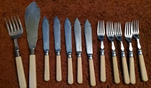 Cubiertos de pescado antiguos - Juego de 12 tenedores y cuchillos con piezas para servir - mango marfil - Imagen 1 de 7