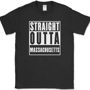Straight Outta Massachusetts T-Shirt lustig Staat Humor Geschenk Neuheit Text Tee - Bild 1 von 10