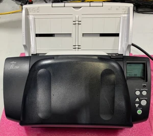 FUJITSU Fi-7160 DESKTOP DOCUMENT SCANNER PA03670-B085 682 SCANS W/ TRAY - Zdjęcie 1 z 3