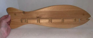 Soporte para caña de pescar de madera sin terminar en forma de pez con orificios de montaje - Imagen 1 de 5