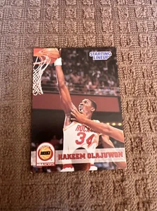 HAKEEM OLAJUWON 1994 SKYBOX NBAHOOPS STARTING LINEUP CARD - HOUSTON ROCKETS - Picture 1 of 2