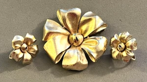 Conjunto de pendientes broche broche clip vintage corona TRIFARI cinta floral tono dorado - Imagen 1 de 7