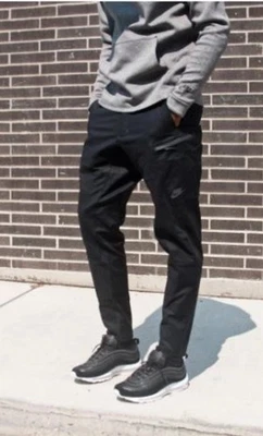 Calça cargo Nike Tech masculina tamanho grande 30 cônica preta com zíper bolsos gravados  - Imagem 1 de 4