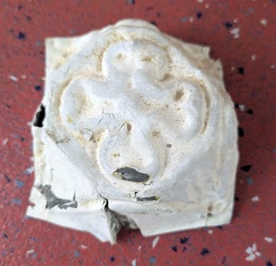 Antiguo azulejo floral floretista Shabby Chic moldeado de estaño prensado salvamento arquitectónico Foto 1 de 4