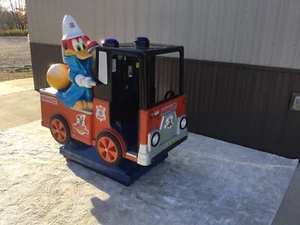 WOODY WOODPECKER & CHILLY WILLY * COIN-OP * FIRE ENGINE -KIDDY RIDE - Picture 1 of 14
