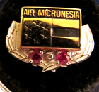 Rare broche de service Air Micronésie. Marqué 10k avec pierres rouges, rubis ? Continental