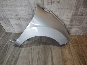 Ford Fiesta 2008-2017 totalmente nuevo panel de ala lateral del conductor color plateado - Imagen 1 de 1