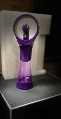 Ventilador de niebla de agua portátil alimentado por batería O2COOL Elite (color púrpura) Foto 1 de 4