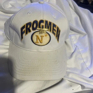 Sombrero trasero a presión de pesca de rana escoria vintage - blanco con imagen impresa - Imagen 1 de 4
