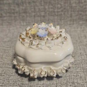 Vintage White Jewelry/Trinket Box L'airone Capodimonte Flowers Pink Blue Italy - Picture 1 of 10