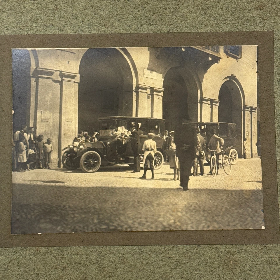 Fotografía vintage de personas con coche de automóvil temprano Foto 1 de 4