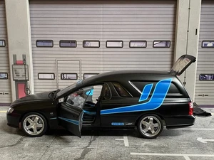 Holden VY SS Custom Sandman EXPO 2013 Satin Black Classic Carlectables 1:18 - Bild 1 von 18