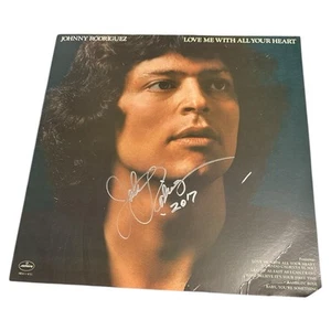 Johnny Rodriguez autografo firmato "Love Me With All Your Heart" disco in vinile! - Foto 1 di 4