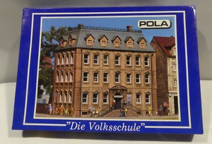 Pola H0 1: 87 169 "Die Volksschule" gealtert blaue alte OVP - Picture 1 of 3