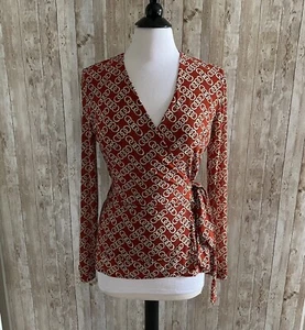 Cabi Ringleader Wrap Top Size Medium Signet Chain Print Red NWT #3951 - Imagen 1 de 9