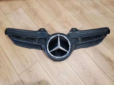 2005 2006 2007 2008 MERCEDES BENZ SLK280 SLK350 GRELHA SUPERIOR FABRICANTE DE EQUIPAMENTO ORIGINAL + EMBLEMA - Imagem 1 de 4