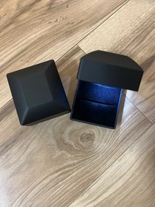 Packung mit zwei schwarzen LED-Ringboxen für Antrag, Hochzeit, Verlobung usw. Neu - Bild 1 von 5