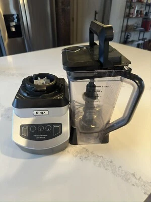 Licuadora Ninja NJ600 1000 vatios - plateada/negra Foto 1 de 4