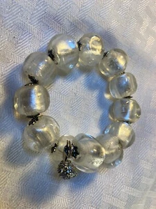 Memory Draht Wickelarmband.  Große quadratische Glasperlen mit silbernem Interieur. - Bild 1 von 7