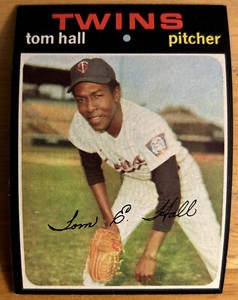 1971 Topps Tom Hall Baseball Card #313 Twins Pitcher Mid-Grade
