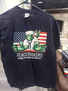 Maglietta Peacemakers ""Keeping the Pond Safe Since 1775"" Peace Frog M manica corta - Foto 1 di 4