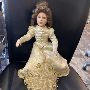 COLECCIONABLE SENTADO EN UN TABURETE PUNTA AGUJA MUJER muñeca de porcelana victoriana 15" - Imagen 1 de 5