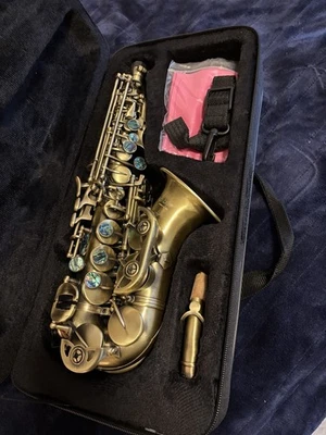Saxofón Soprano Curvo Antiguo Acabado Bronce Caja Abierta Foto 1 de 4