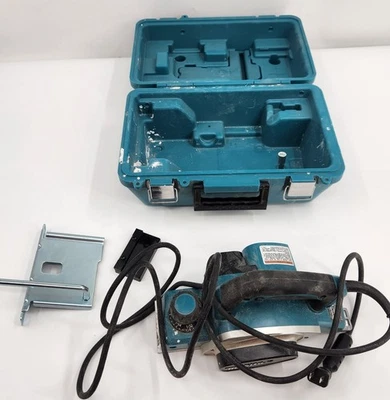 Cepilladora de mano eléctrica Makita KP0800K 3‐1/4" con cerca, puerto antipolvo y estuche de transporte Foto 1 de 4