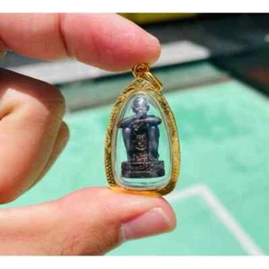 Phra LP Koon Statue Gold Mikron Anhänger Wat Banrai Tempel Thai Buddha Amulett - Bild 1 von 3