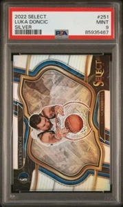 2022-23 Panini Select #251 Luka Doncic Courtside Argento PSA 9 IN PERFETTE CONDIZIONI Dallas - Foto 1 di 2