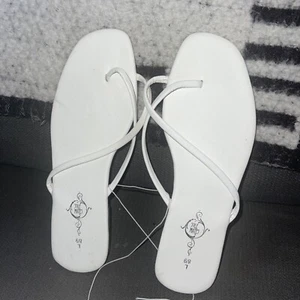 Sole Mates Sandals Womens Size 7/8 White Braided Strappy Flip Flop - Picture 1 of 7