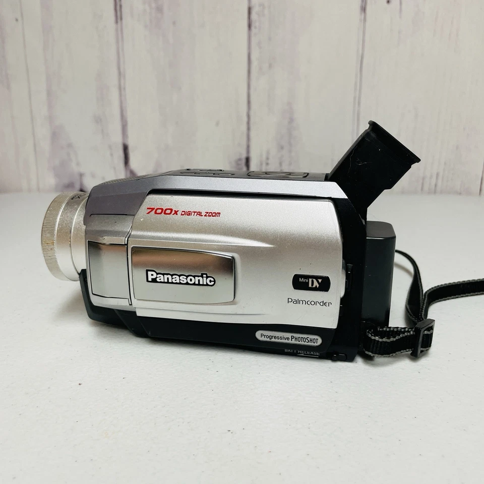 Panasonic PV-DV520 Silver 700X Digital Zoom Handheld Mini DV Palmcorder - Image 1 of 4