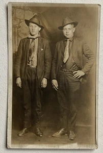 Tarjeta postal RPPC de dos hombres de pie con trajes y corbatas #ks - Imagen 1 de 3