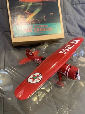 WINGS OF TEXACO 1929 LOCKHEED AIR EXPRESS PLANE  DIECAST BANK - 1ST IN SERIES - Image 1 of 4