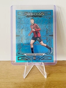 2023-24 Panini Ossidiana - Incisione Elettrica Alluvione Blu #135 Francesco Camarda /15 - Foto 1 di 2