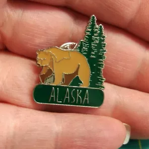Alfiler de Alaska - Oso pardo con árboles detrás de él Bonito pasador epoxi de Alaska con oso - Imagen 1 de 3