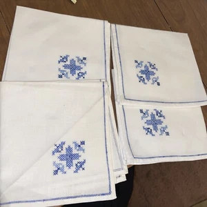 Vintage Cross Stitch Lot Of 4 Table Napkins Blue And White Linen - Picture 1 of 9