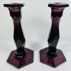Par de candelabros vintage de vidrio corte amatista hexagonal púrpura 8,25" de alto - Imagen 1 de 10