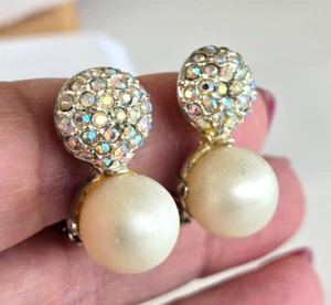 Vintage Faux Pearl Ball & Clear Borealis Rhinestone Gold Tone Clip Earrings 1" - Picture 1 of 8