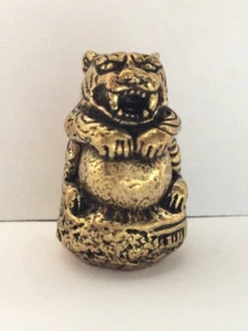 THAI GARDIEN TEMPLE DVARAPALA SPHERE MONDE amulette sacrée laiton Thaïlande b539 - Picture 1 of 6