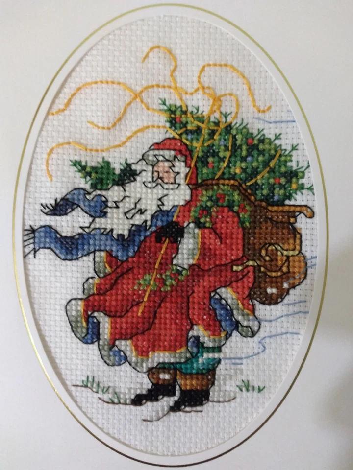 Hermosa tarjeta de Navidad de punto de cruz terminada de Papá Noel barrido por el viento 6 X 8 Foto 1 de 4