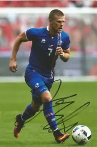 ICELAND & BURNLEY * JOHANN GUDMUNDSSON SIGNED 6x4 ACTION PHOTO + COA - Bild 1 von 1