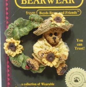 Boyds Bears BearWear Blooming FOB 1999 Strohhut Sonnenblumen Bär Pin #01999-11 - Bild 1 von 3