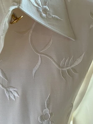 Van Heusen 女式短袖纽扣领刺绣花卉衬衫 L 码 — 第 1/4 张图片